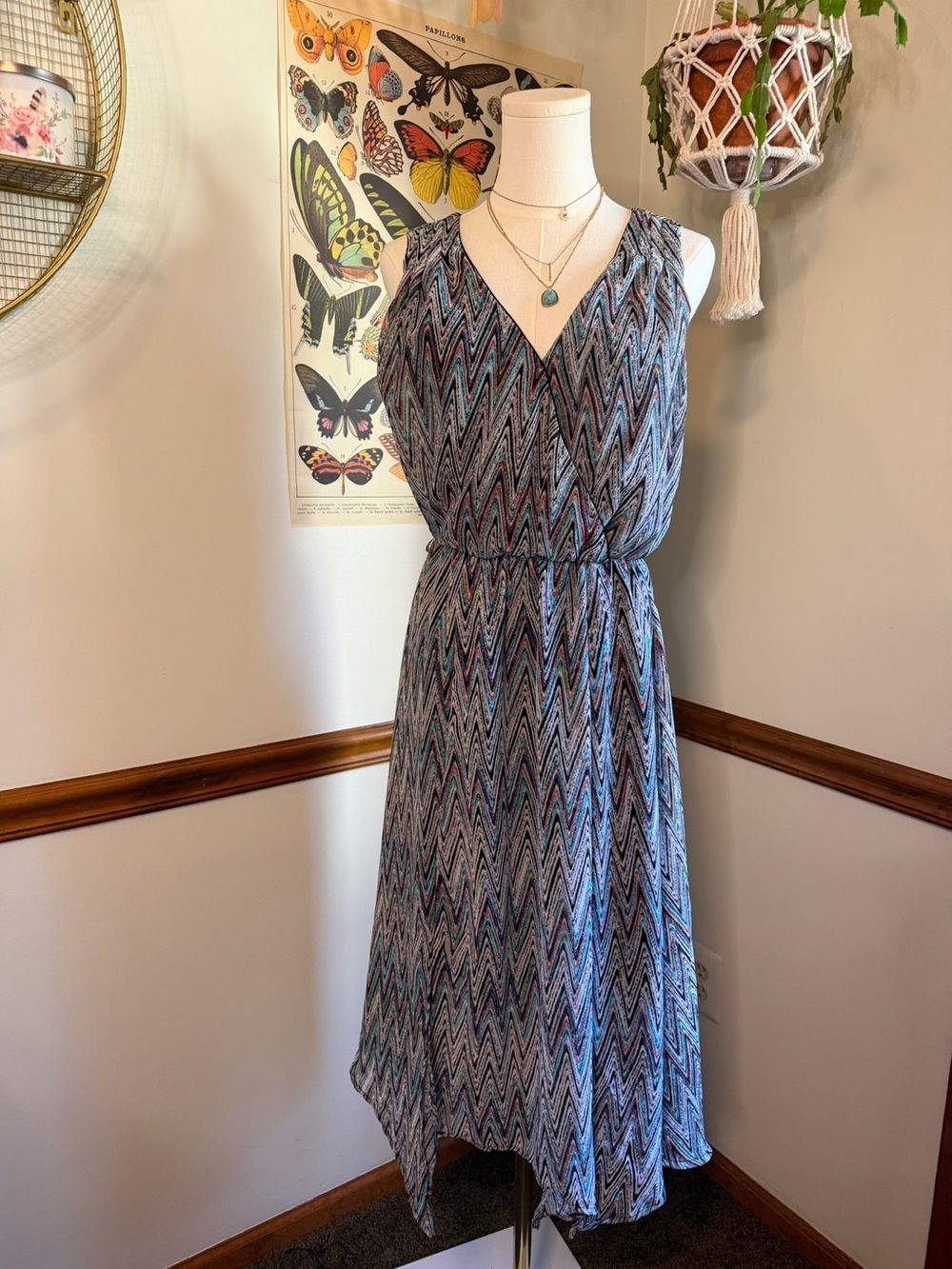 Mlle Gabrielle Sleeveless V-Neck Chevron Midi Dress in Blue and Black